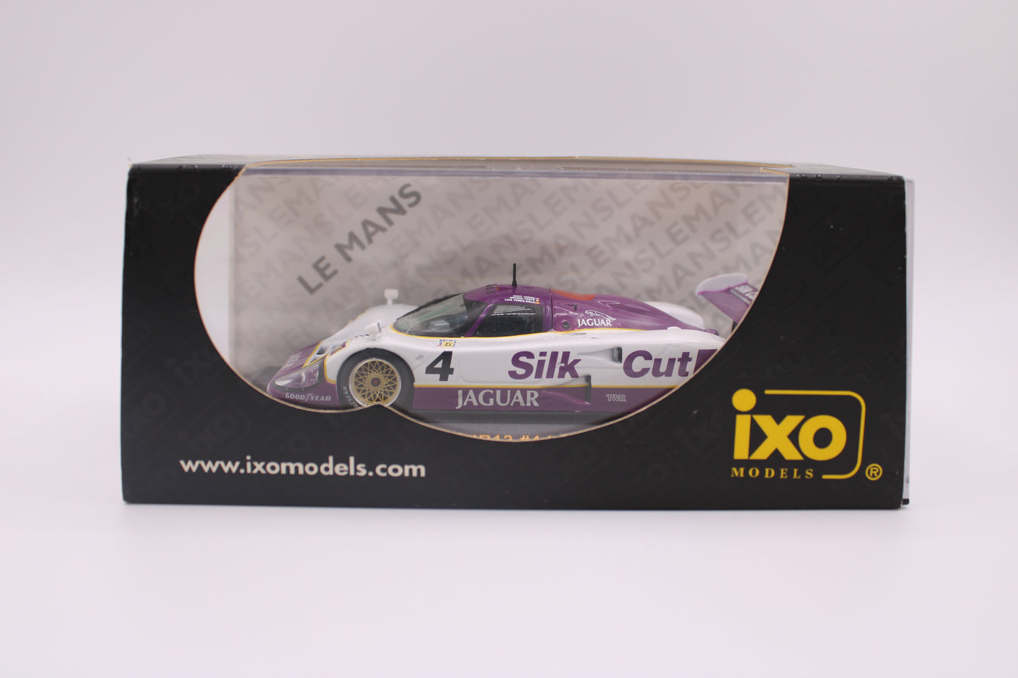 Jaguar XJR12 "Silk Cut" #4 - Le Mans 1990 - IXO LMC017 - 1/43 Scale Model