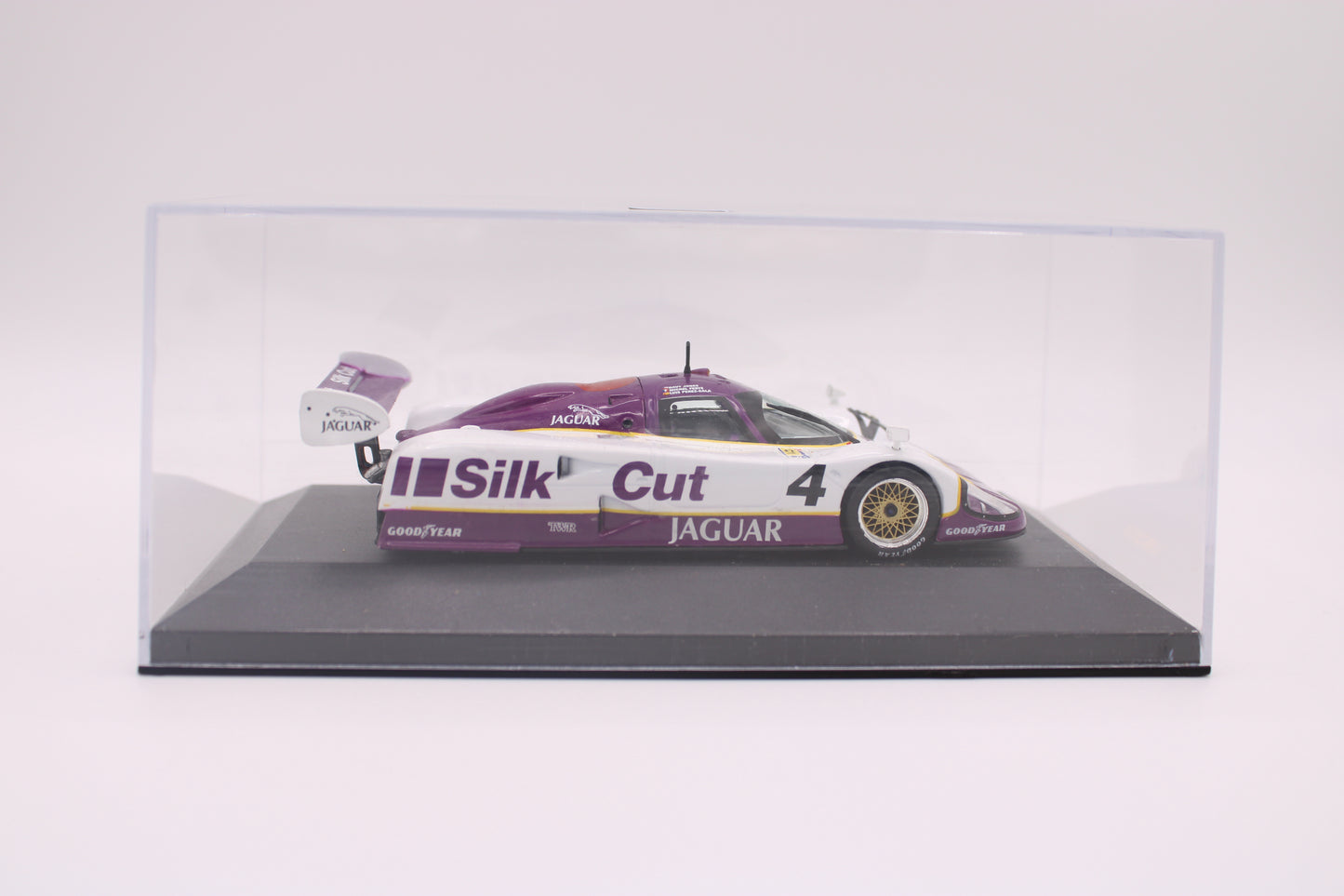 Jaguar XJR12 "Silk Cut" #4 - Le Mans 1990 - IXO LMC017 - 1/43 Scale Model