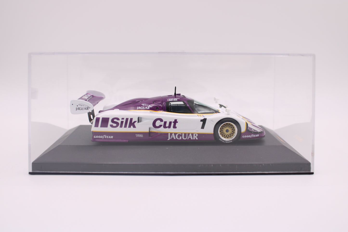 Jaguar XJR12 "Silk Cut" #1 - Le Mans 1990 - IXO LMC015 - 1/43 Scale Model