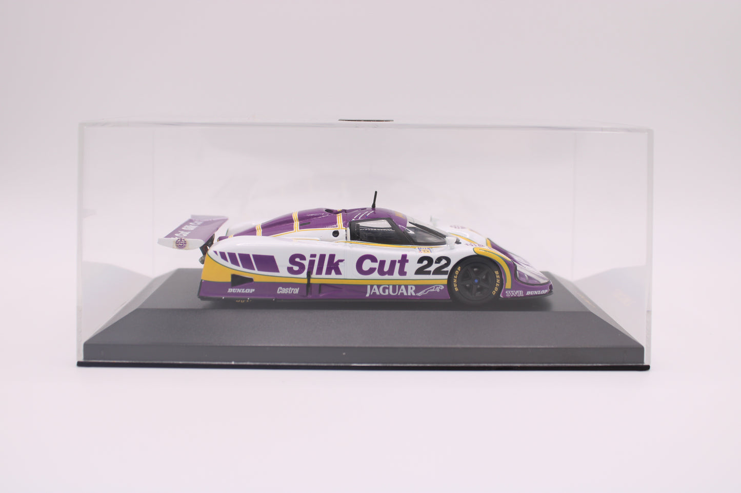 Jaguar XJR 9 "Silk Cut" #22 - Le Mans 1988 - IXO LMC007 - 1/43 Scale Model