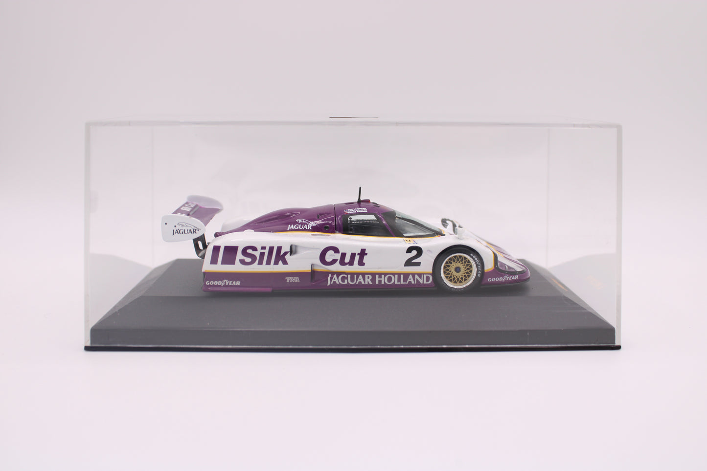 Jaguar XJR12 "Silk Cut" #2 - Le Mans 1990 - IXO LMC016 - 1/43 Scale Model